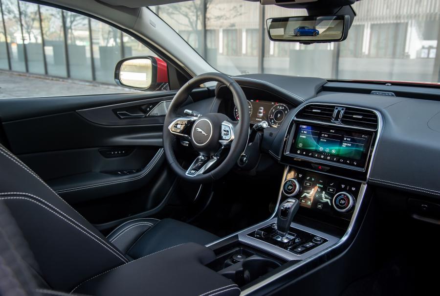 Интерьер Jaguar XE L P250 HSE R-Dynamic 2019 года  (CN) (фото 7 из 31)